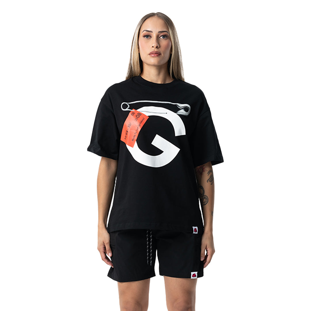 تي شيرت عليه دبوس الأمان